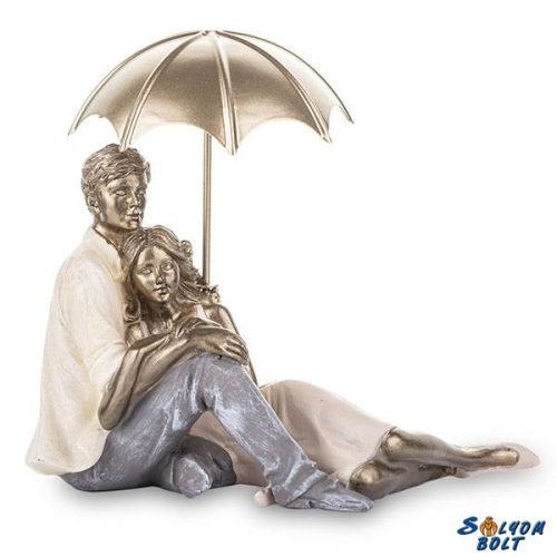 Fiatal pár esernyő alatt ülő szobor