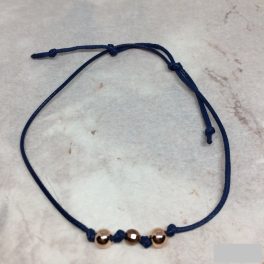  Zsinóros karkötő kék színben, 3 rozé arany színű gyönggyel