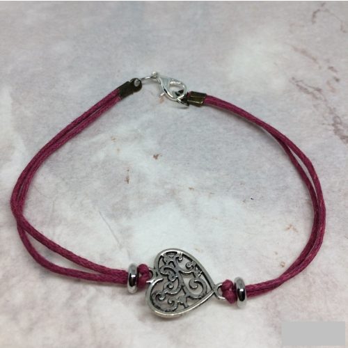 Zsinóros karkötő mályva színben, szív medállal