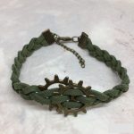 Steampunk stílusú karkötő 2 fogaskerékkel, fonott bőrrel