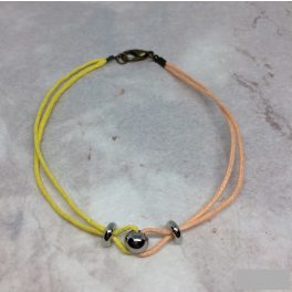   Színes bogyós karkötő, sárga és barack színű zsinórokkal