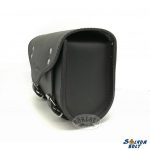 Bőr motoros villatáska, szegecses, 30 cm hosszú