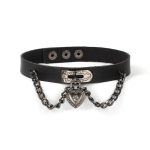 Choker nyaklánc fekete bőrből, fém szívvel, láncokkal