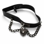 Choker nyaklánc fekete bőrből, fém szívvel, láncokkal