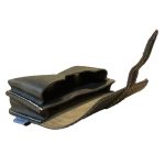 Telefon tok, bőr övtáska, nagyobb méretű, barna, fekvő, görbe zárral