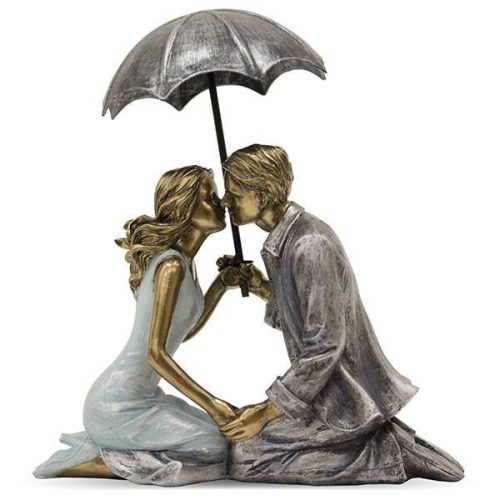 Szerelmes pár esernyő alatt szobor