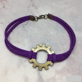 Karkötő lila bőrcsíkkal és fogaskerékkel