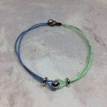 Színes bogyós karkötő, kék és zöld zsinórokkal