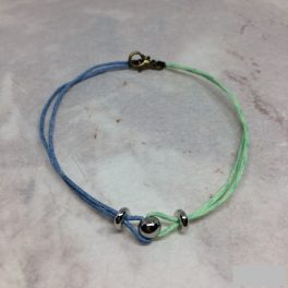 Színes bogyós karkötő, kék és zöld zsinórokkal
