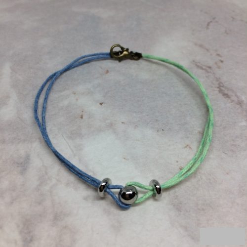 Színes bogyós karkötő, kék és zöld zsinórokkal