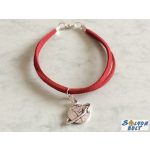 Piros bőr zsinóros karkötő, földgömb repülővel medállal