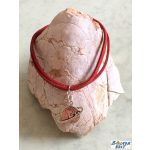 Piros bőr zsinóros karkötő, földgömb repülővel medállal