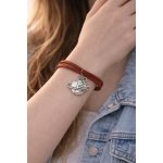 Piros bőr zsinóros karkötő, földgömb repülővel medállal