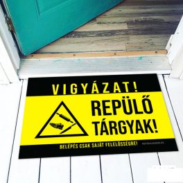 Vicces színes lábtörlő, Vigyázat, repülő tárgyak