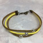 Színes, bogyós karkötő, sárga és arany színben