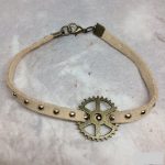 Steampunk stílusú karkötő fogaskerékkel, szegecses bőrszíjon
