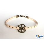 Steampunk stílusú karkötő fogaskerékkel, szegecses bőrszíjon