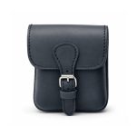 Fekete bőr övtáska, egyfakkos, csatos, kisebb, álló