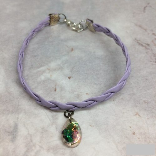 Karkötő fonott lila bőrből, csepp medállal