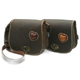 Női bőr válltáska szív dísszel