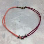 Színes bogyós karkötő, rózsaszín és lila zsinórokkal